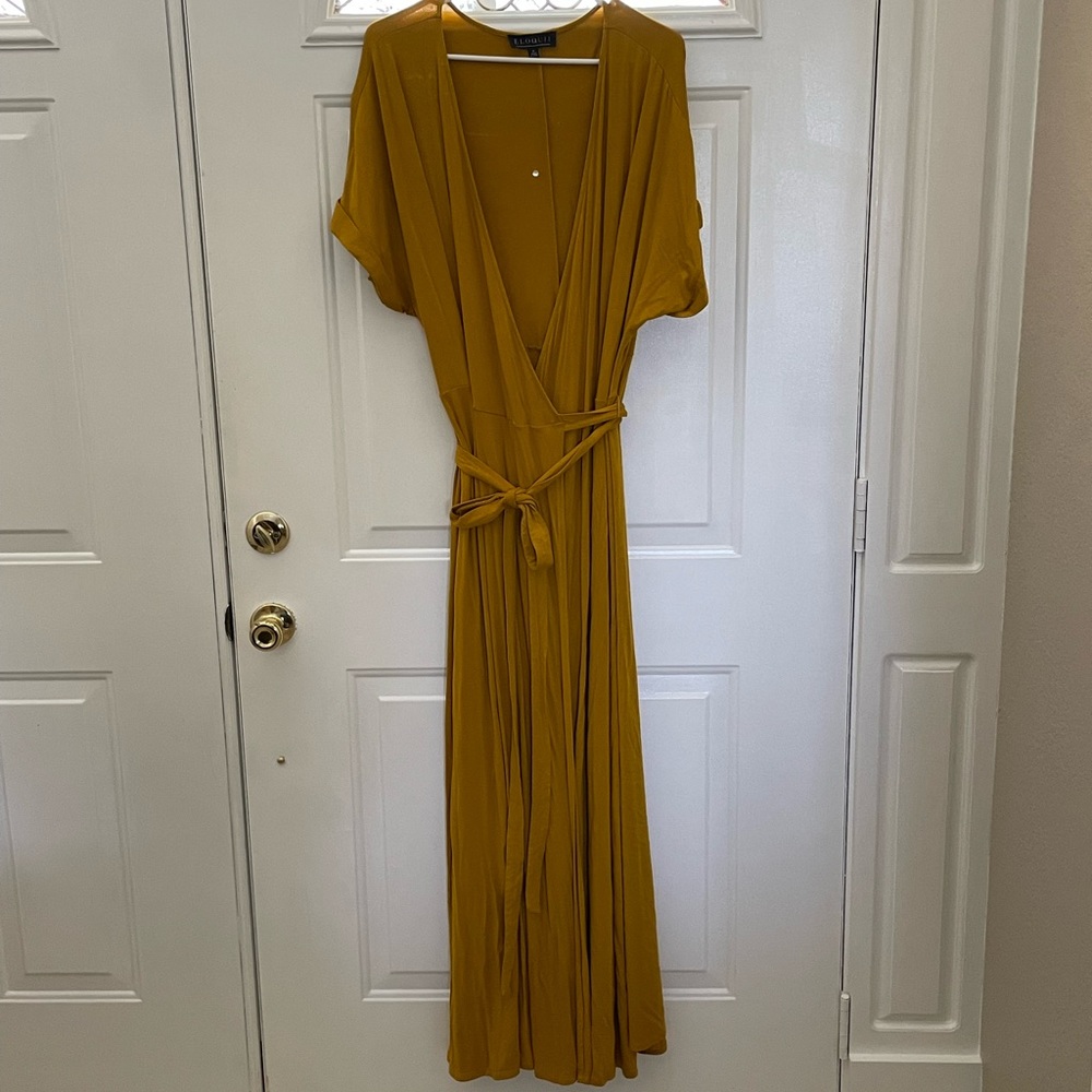 NWOT Maze yellow Eloquii wrap dress with stretch.